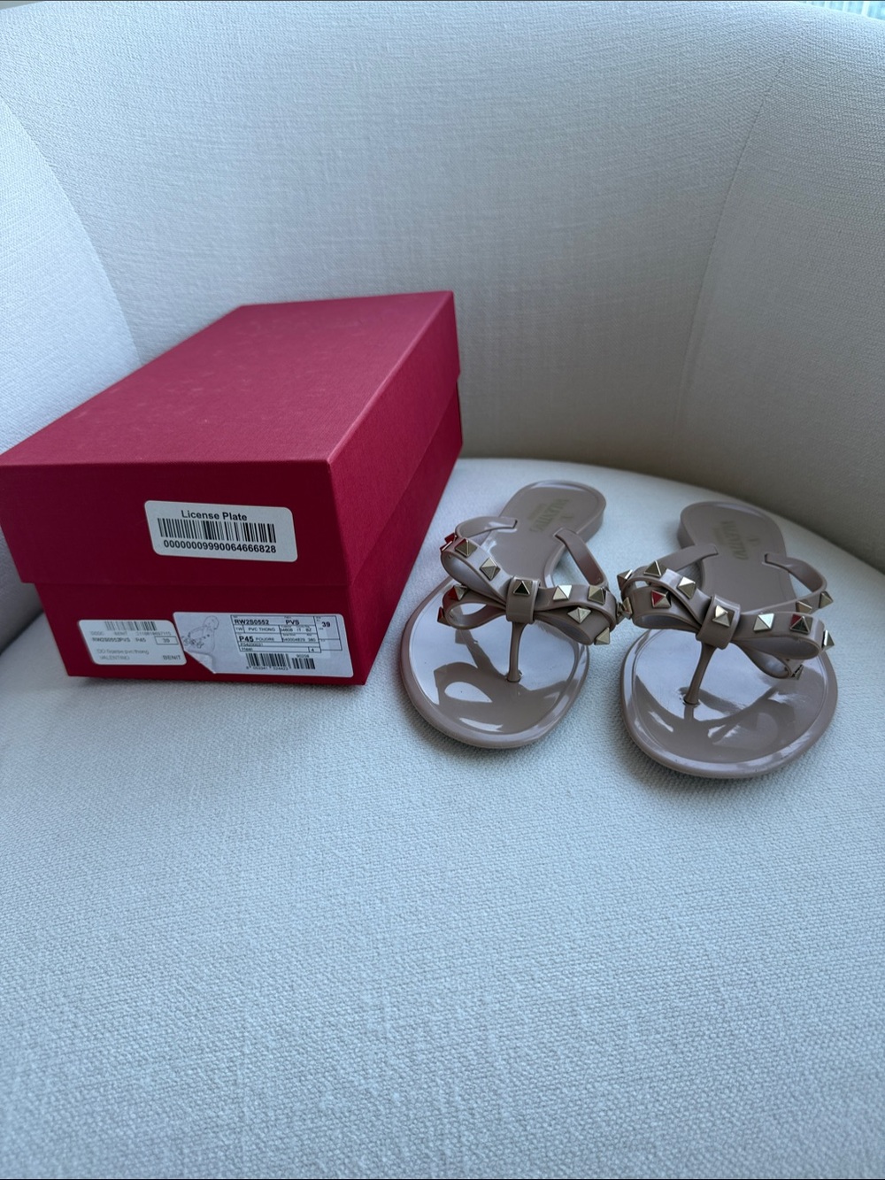 Valentino Garavani Nude Patent Rockstud Thong Sandals - Women